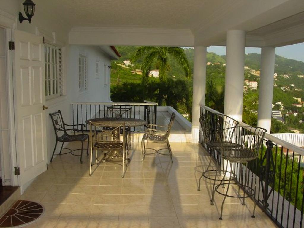 Hill Top Kingston Jamaica Rum bild